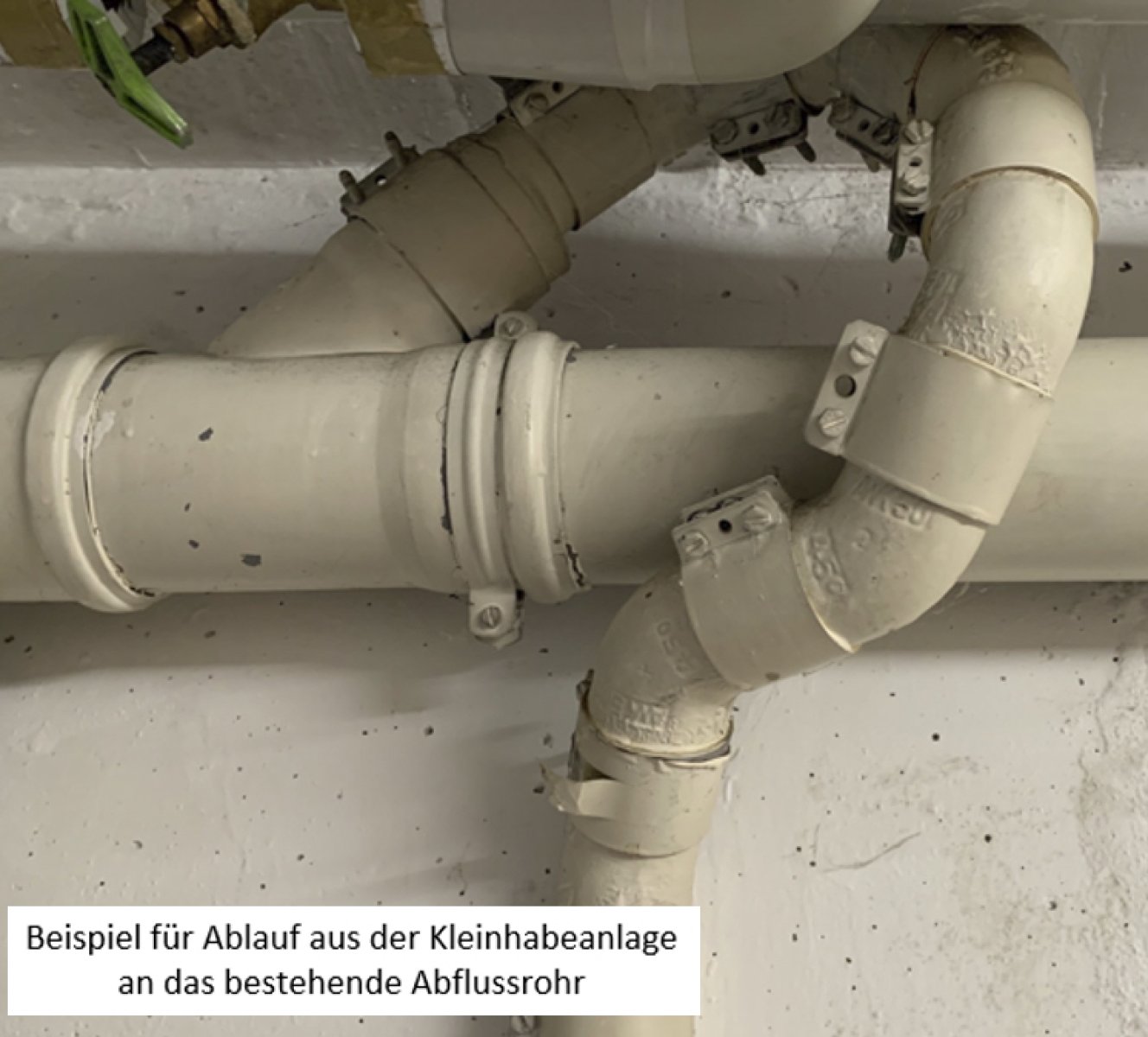 Installation Waschbecken und Toilette mit Kleinhebeanlage - Erstes Bild
