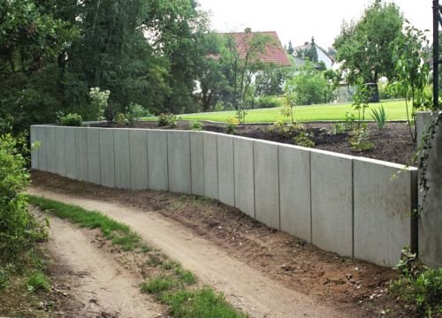Bildhauerwerkstatt WUNDER: Hangbefestigung mit Stuetzwinkeln aus Beton