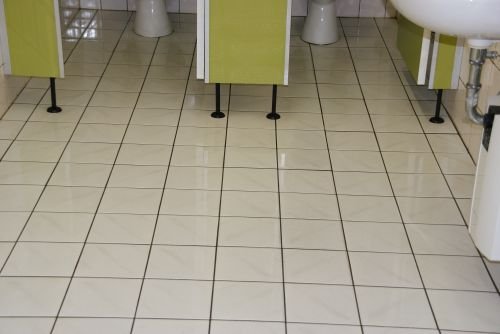 Geb: Gleiche Sanit?ranlage nach der Reinigung.