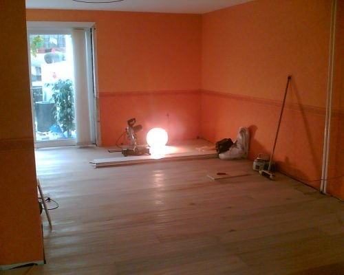 Haus- und Renovierungsservice: Parkett verlegt und Wohnzimmer tapeziert.