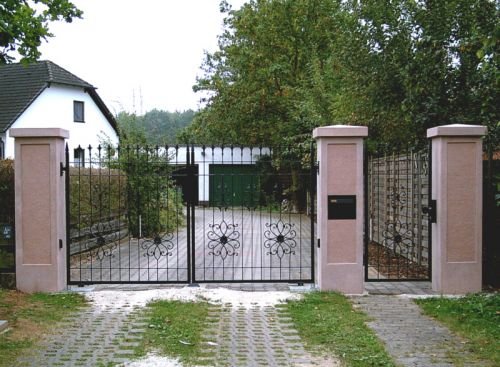 Bildhauerwerkstatt WUNDER: Torsaeulen und Zaunpfosten aus massivem, farbigen Beton