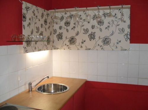 LooKK Design: Eine Küche mit Blickfang, der funktional als Glashalter dient und versteckt eine Beleuchtu...