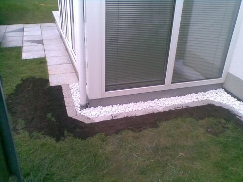 Bautentrocknungsgewerbe: Verlegung Terrassensteine und Kantensteine mit Granitsplitteinlage