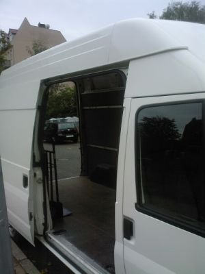 Adloff Transport & Dienstleistung: Durch die gro&szlig;e Seitent&uuml;r kann man 2 EuroPaletten laden.