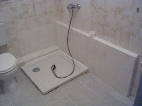 Schmidt-Bauleistungen: Seniorengerechter Umbau eines 40 Jahre alten Badezimmers. Ausbau Badewanne, Umlegung aller...