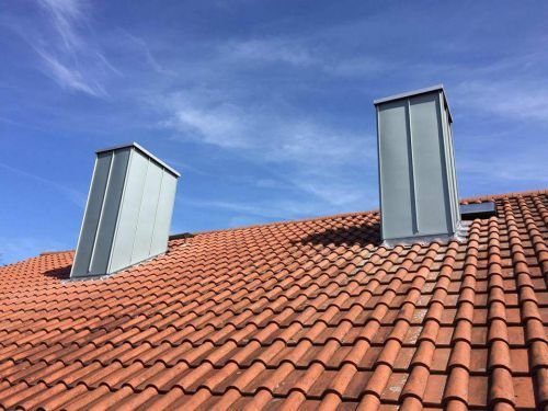 Dach- & Solartechnik Julian Herbst: Schornsteinverkleidung mit Zink-Scharen