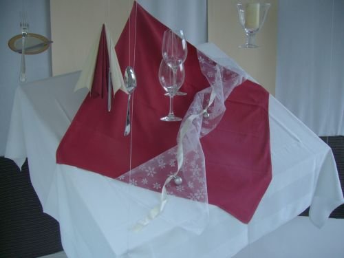 LooKK Design: Ein Restaurantetisch einmal anders. Ein fliegender Hinweis auf das nahe gelegene Restauran...