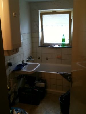 JuRina Immobilien UG: Badsanierung. Bild davor