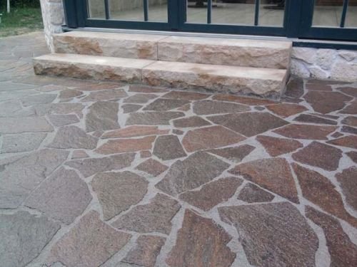 gartenjunge: Natursteinblockstufen, dazu Polygonalplatten eingefugt mit VDW 800
