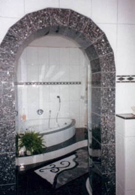 Firma Hollinger: Muster:
Badezimmer mit Black Pearl und Fliesen