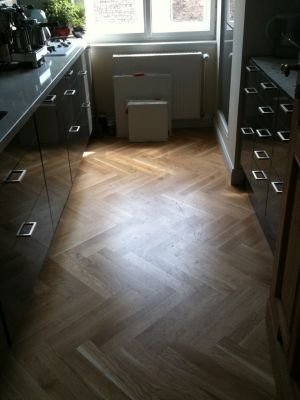 HOLZHANDWERK-BERLIN: Verlegung von Parkett in Doppelfischgrätenmuster, Montage einer Einbauküche