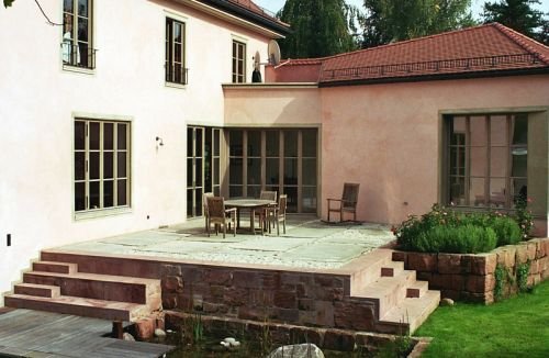 Bildhauerwerkstatt WUNDER: Terrassengestaltung mit Naturstein und Betonwerkstein