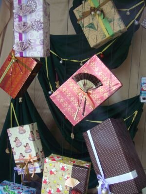 LooKK Design: Ein Weihnachtsbaum aus 24 Geschenken, die für jeden Tag eine neue Überraschung für die Kun...