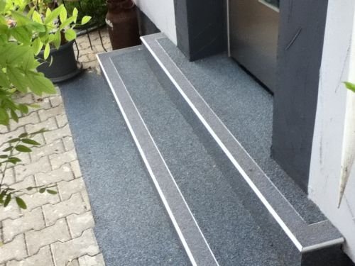 Benno Maringer Dienstleistungen aller Art / PURoDRAIN Bodenbeläge: Treppe mit Quarzgranulat zweifarbig gestalltet