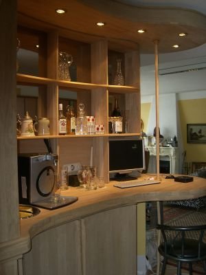 Rustikales Möbeldesign: Eine massive runde Bar in Eichenholz, die Säule wurde später noch gegen einen gedrechselte...