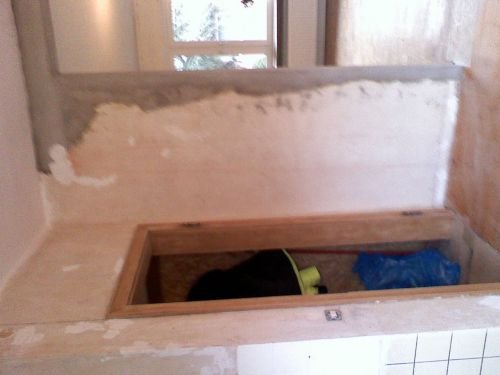 Schmidt-Bauleistungen: Wanddurchbruch mit Sturz und anschliessendem Tapezieren einer 110m&sup2; Wohnung auf 2 Eta...