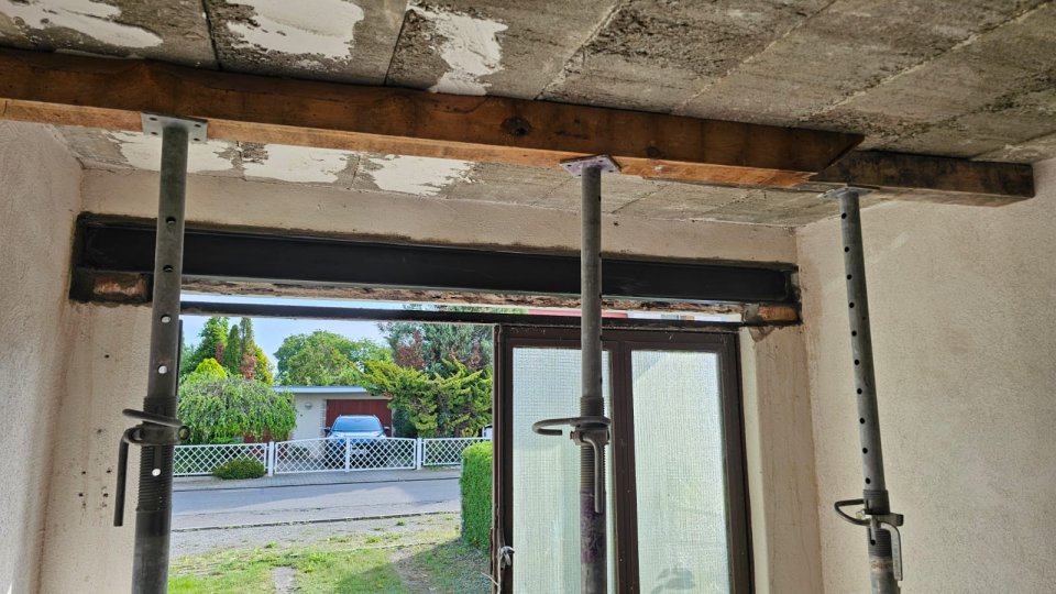 Maurer&Betonbauer qulizada Meisterbetrieb: Stahlträgerarbeiten an Garage