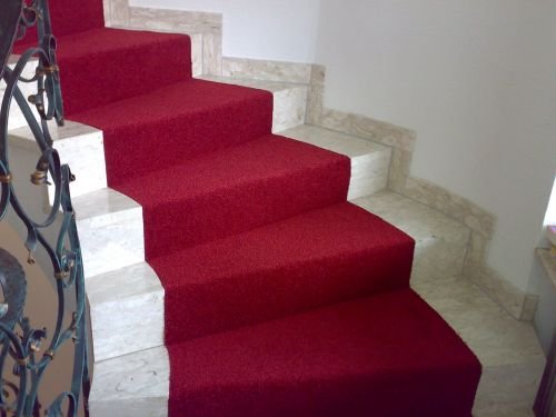 Raumgestaltung Hess: Teppichbodeneinlegearbeiten auf Marmortreppe
