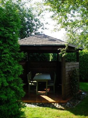 Wischnewski Dachreinigung-Dachbeschichtung: Gartenpavillon mit Dachschindeln eingedeckt