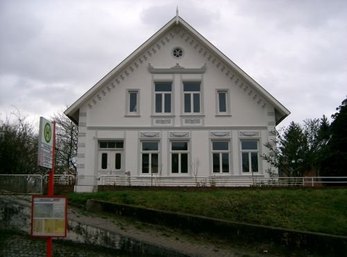 Matthias Gebhardt: Fassadensanierung einer Stilfassade. Abtragen der defekten Putzschicht, Neuaufbau des Putz...