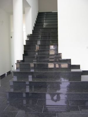 Granit Weber: Innentreppe aus Granit Nero Impala