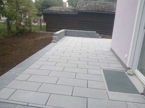 Pool und Gartenbau: Terrassen mit Sitzmaurer in FFB
