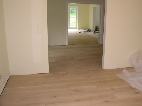 Haus- und Renovierungsservice: Eiche Massivholzdielen verlegt und W&auml;nde gestrichen