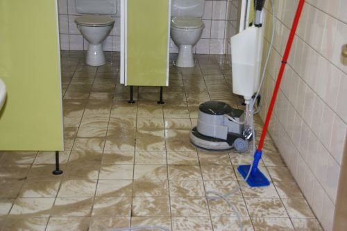Geb: Grundreinigung Fliesen. Problem war sehr starke Fleckenbildung von Sanit?rreiniger.