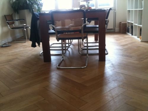 HOLZHANDWERK-BERLIN: Parkett geschliffen und mit Parkettlack versiegelt,
Ofenecke ausgebessert