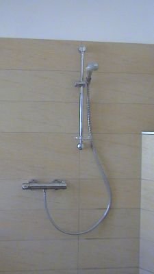 MAJA BAU: Ein sehr exclusives Bad aus Sandstein, die Dusche