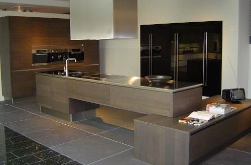 Küchenarchitektur Müller: Fronten Echtholz furniert Eiche-graphit und Acryl schwarz Hochglanz
