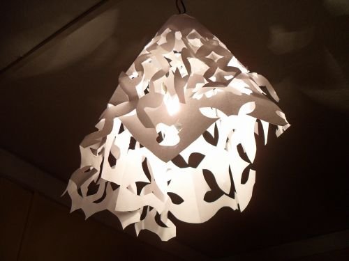 LooKK Design: Eine Lampe die den Raum nach unten hin optimal ausleuchtet und in sich selbst, wie auch zu...