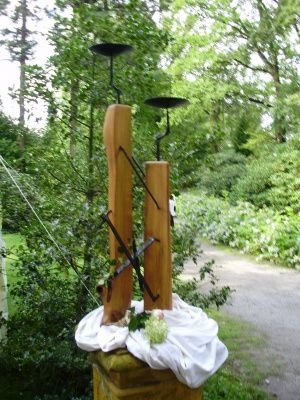 Rustikales Möbeldesign: Ein Kerzenständer aus Eiche mit geschmiedeten Beschlägen.
