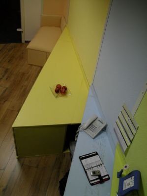 LooKK Design: Das Büro von LooKK Design ist angepasst an das Logo mit schrägen Möbel und auf den jeweili...