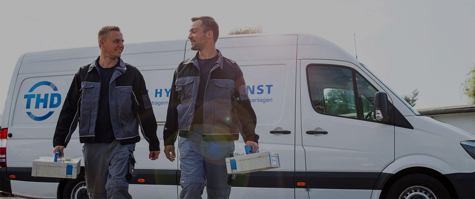 THD Technischer Hygiene Dienst GmbH: Unser Servicepersonal vor unserem Auto