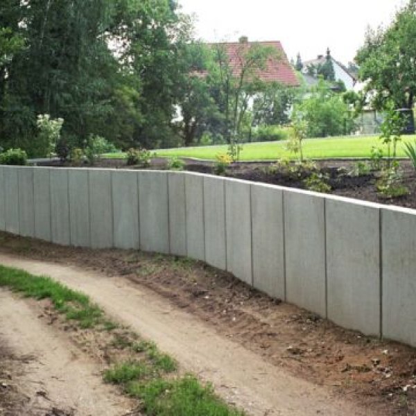 Bildhauerwerkstatt WUNDER: Hangbefestigung mit Stuetzwinkeln aus Beton