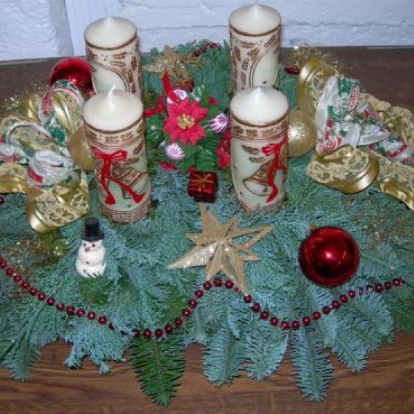J.B. Dienstleistungen: Handgemachte Weihnachtsgestecke