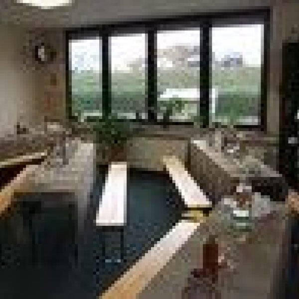 Kreative Wohnraum Gestaltung: Neugestaltung eines Cafes einer christlichen Freik...