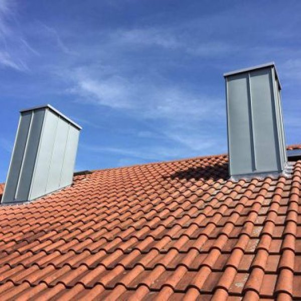 Dach- & Solartechnik Julian Herbst: Schornsteinverkleidung mit Zink-Scharen