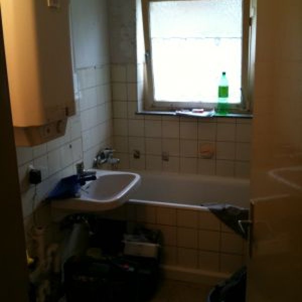 JuRina Immobilien UG: Badsanierung. Bild davor