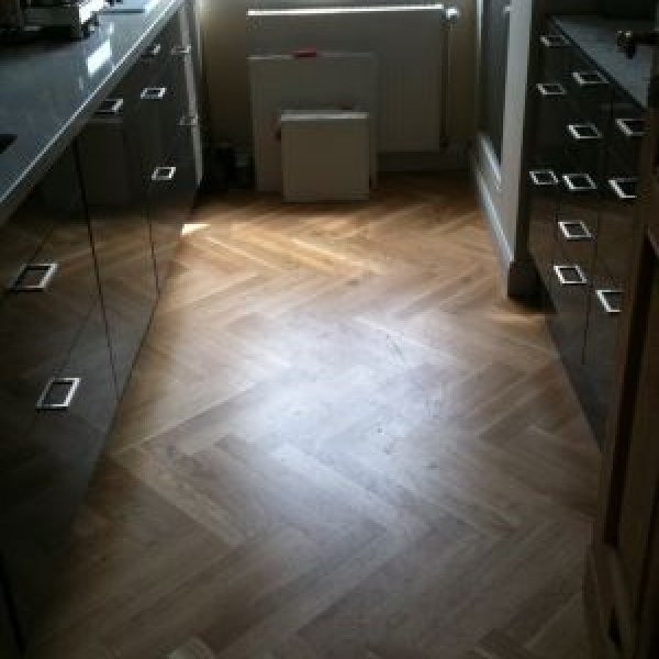 HOLZHANDWERK-BERLIN: Verlegung von Parkett in Doppelfischgrätenmuster, ...