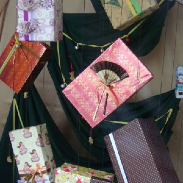 LooKK Design: Ein Weihnachtsbaum aus 24 Geschenken, die für ...