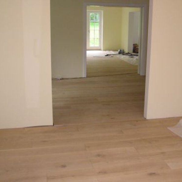 Haus- und Renovierungsservice: Eiche Massivholzdielen verlegt und W&auml;nde g...