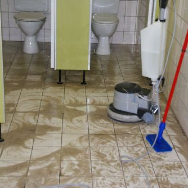 Geb: Grundreinigung Fliesen. Problem war sehr starke...