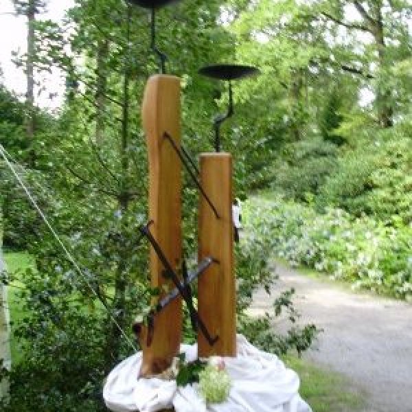 Rustikales Möbeldesign: Ein Kerzenständer aus Eiche mit geschmiedeten ...
