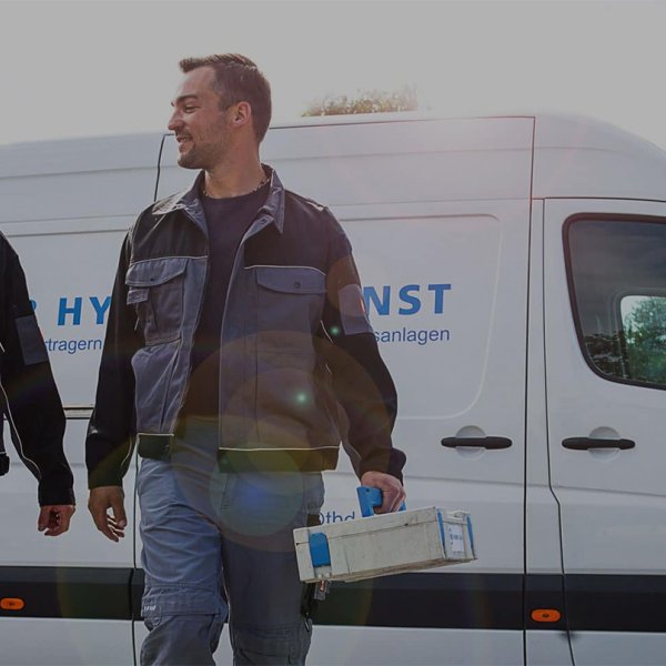 THD Technischer Hygiene Dienst GmbH: Unser Servicepersonal vor unserem Auto