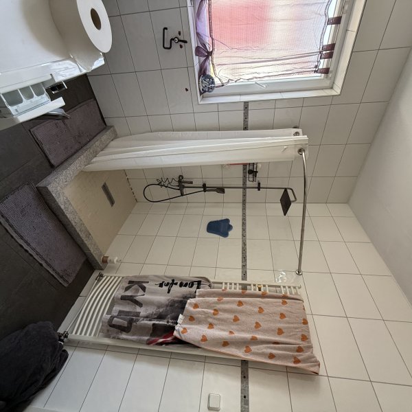 Badsanierung, neue Fliesen, Dusche und Waschbecken: 