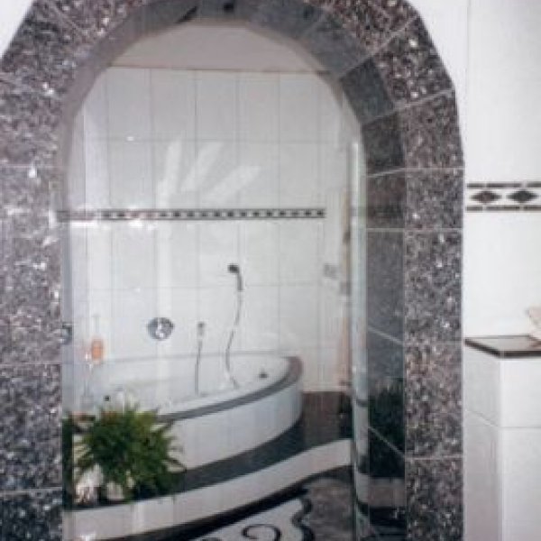 Firma Hollinger: Muster:
Badezimmer mit Black Pearl und Fliesen