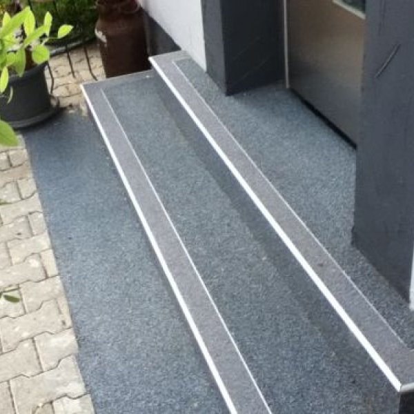 Benno Maringer Dienstleistungen aller Art / PURoDRAIN Bodenbeläge: Treppe mit Quarzgranulat zweifarbig gestalltet