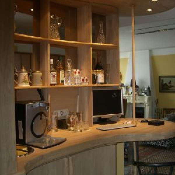 Rustikales Möbeldesign: Eine massive runde Bar in Eichenholz, die Säul...